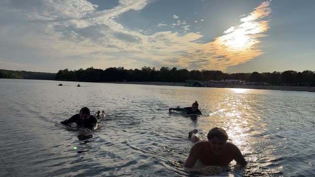 Paddler auf Boards im Gegenlicht der untergehenden Sonne