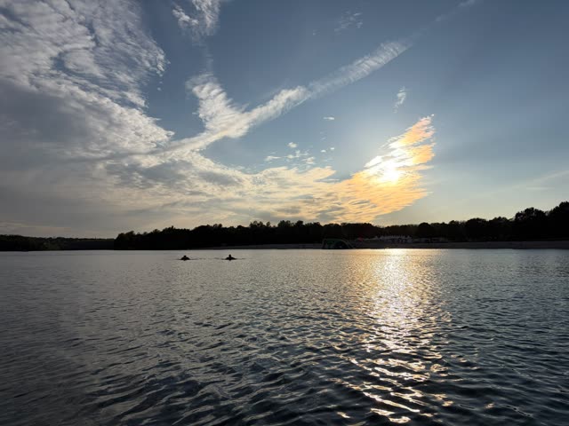 Sonnenuntergang spiegelt sich im ruhigen See
